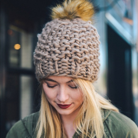 🦄 Host Pick 🦄 Chunky Pom Beanie Mocha - Picture 2 of 3